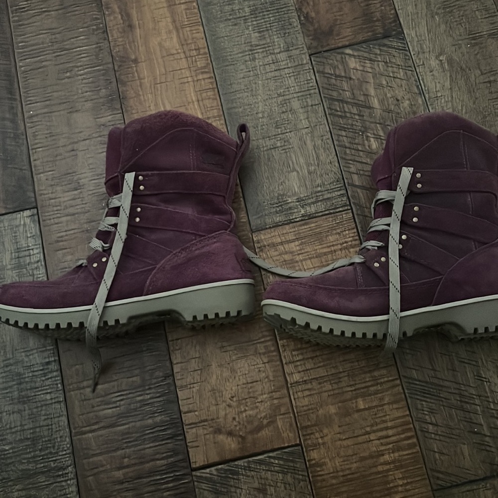 Sorel purple suede medium lace up boots